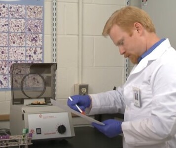 Клиника лечения наркозависимости в Райчихинске Врач в кабинете клиники